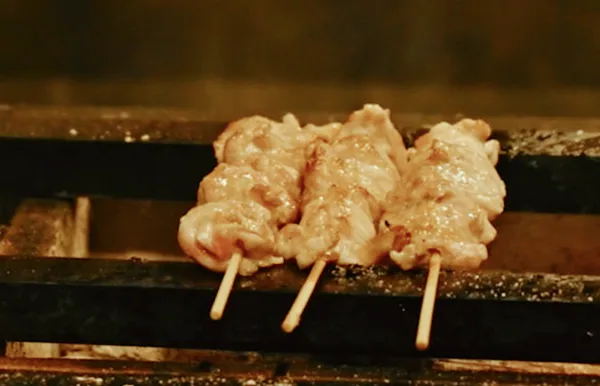 料理を丁寧に仕上げている様子