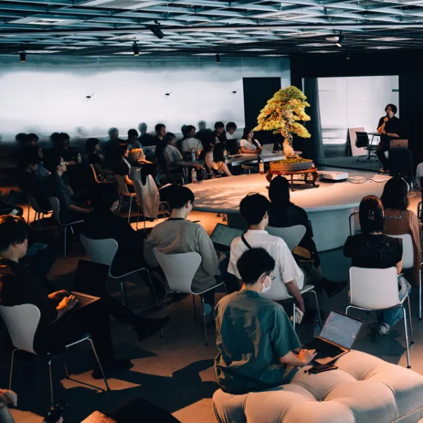 写真。交流スペースを活用したイベントの様子。