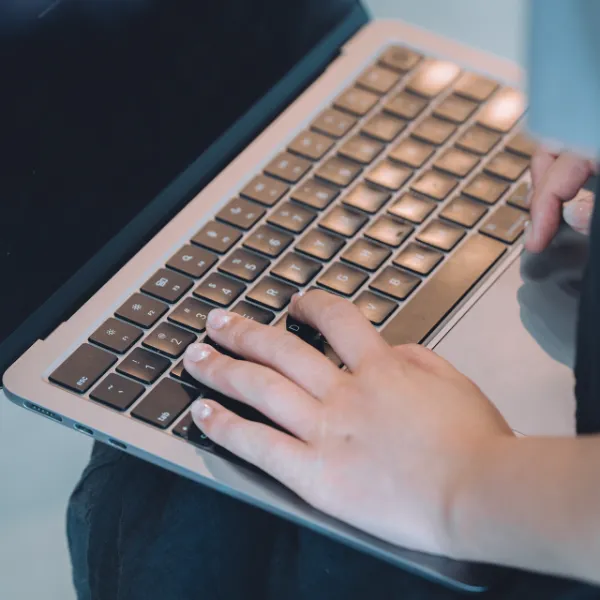 写真、PCを活用して業務を進める様子