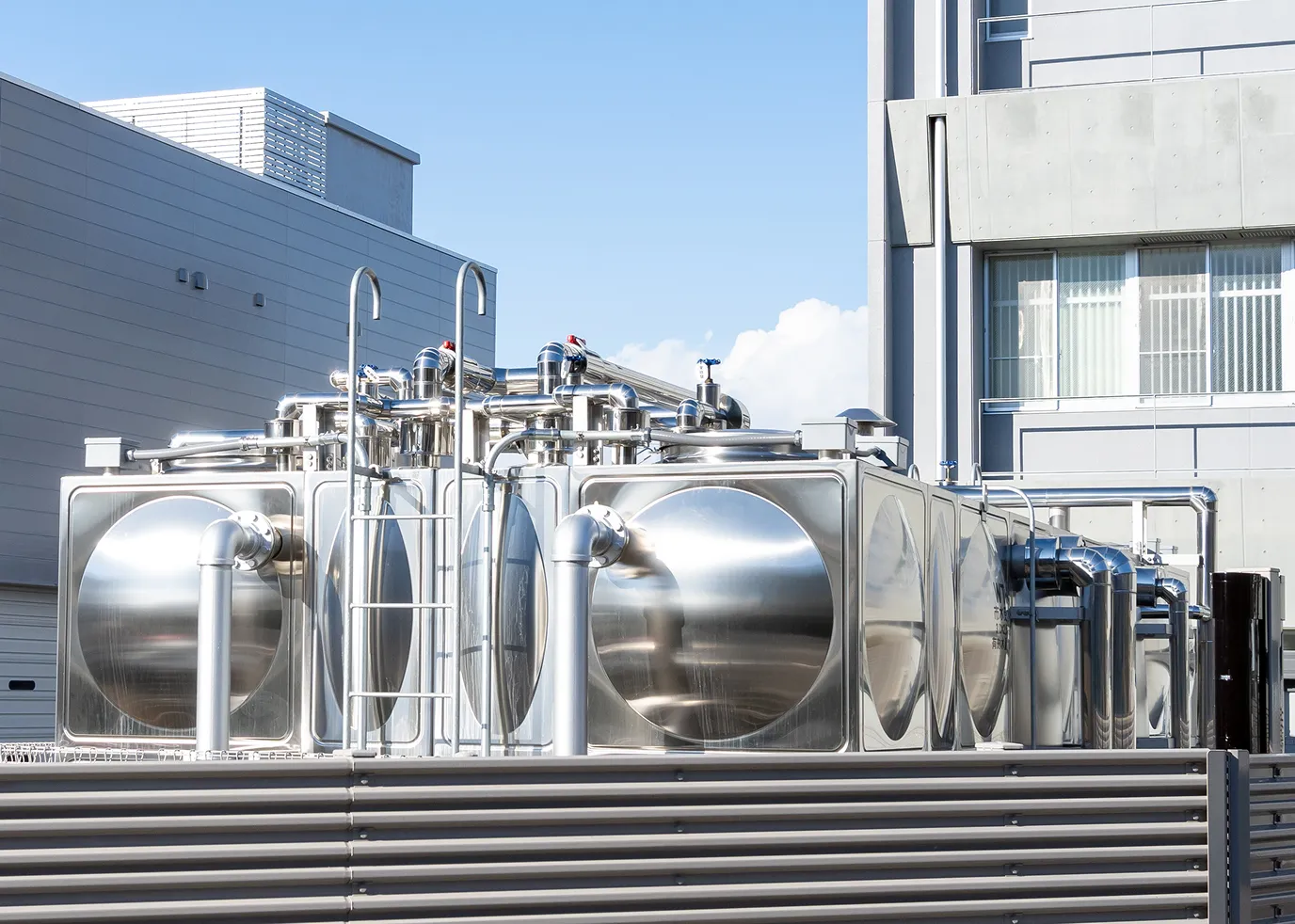 建物屋上に設置された給水用ステンレスタンク設備 