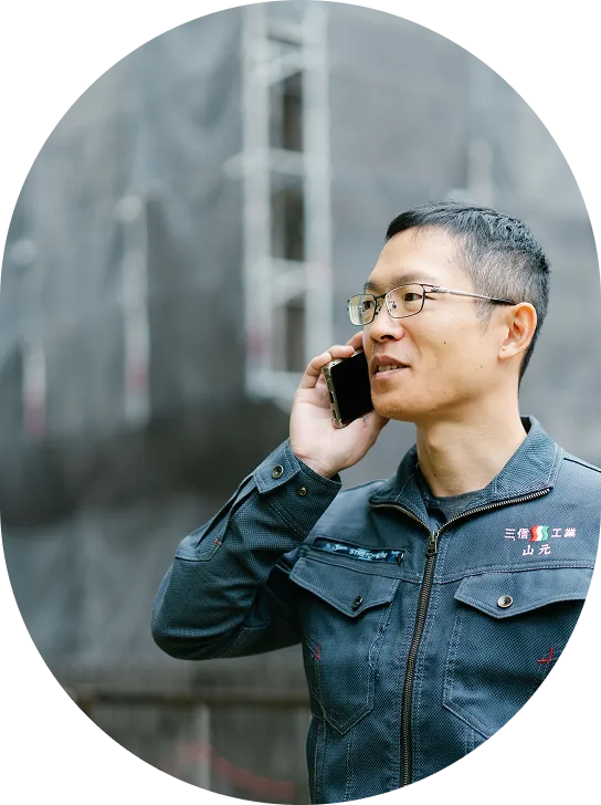 現場対応の相談を電話で受ける三信工業の設備スタッフ