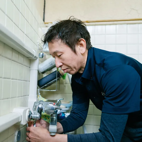 設備機器のメンテナンス作業を行うスタッフ