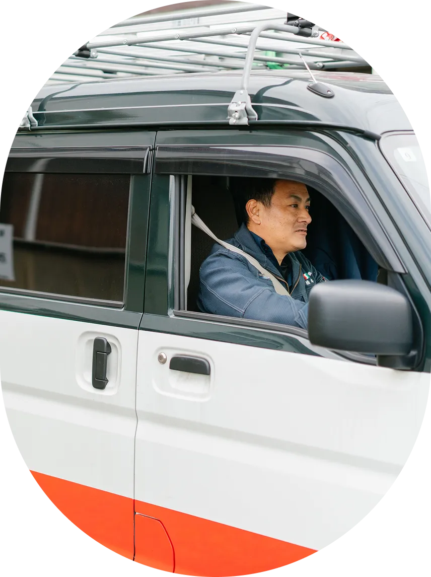 三信工業のメンテナンススタッフが社用車で現場へ向かう様子 