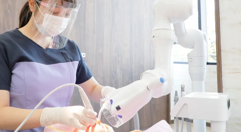 世界最高峰EMS社のクリーニング機器を使った歯の表面や隙間の見えない汚れの除去