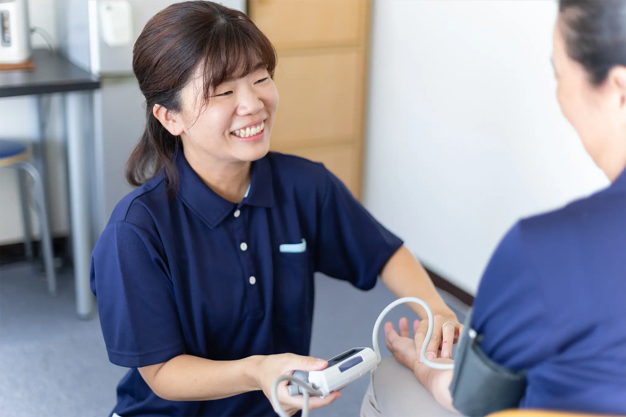 訪問看護している女性スタッフ