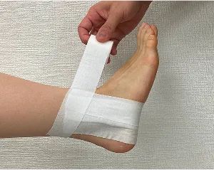 4本目を3本のテープの上に貼る