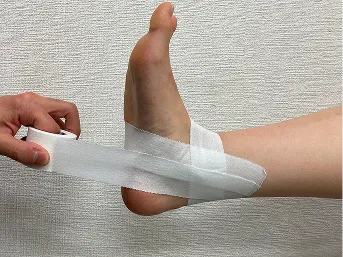 内くるぶしの上から足底へ向かう