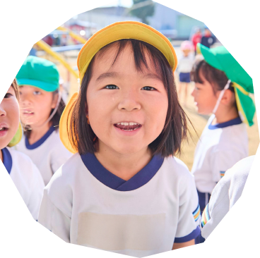 幼児がいただきますと手を合わせている写真