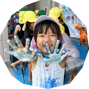 幼児たちが新聞紙をビリビリに破いて遊んでいる写真