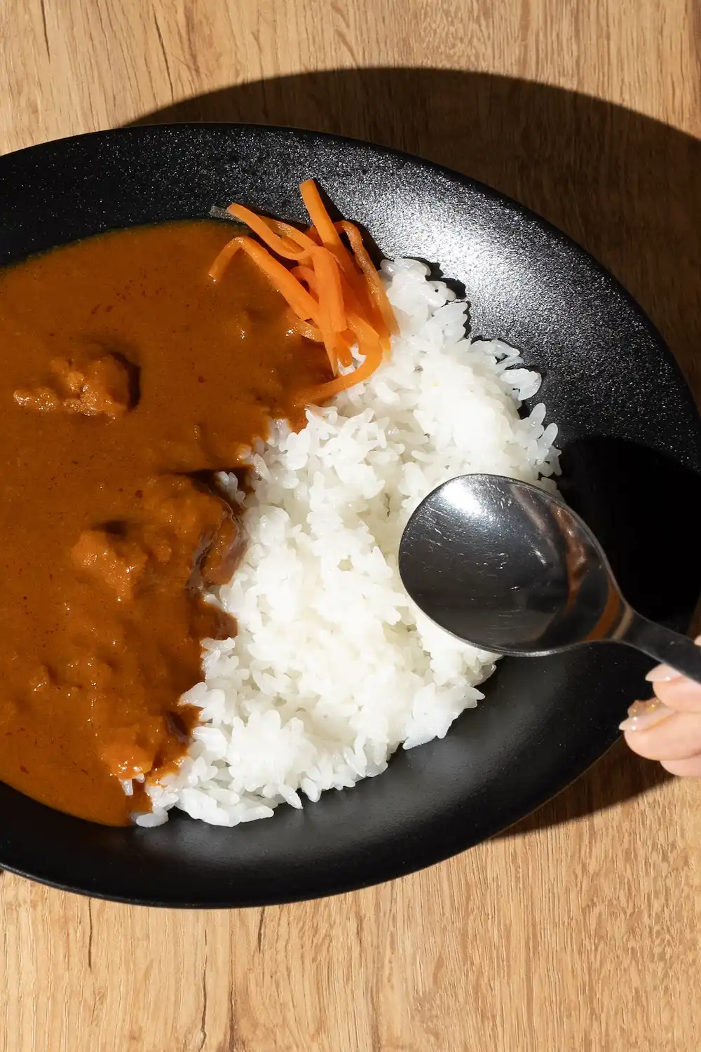 冷たいカレーをスプーンですくう写真