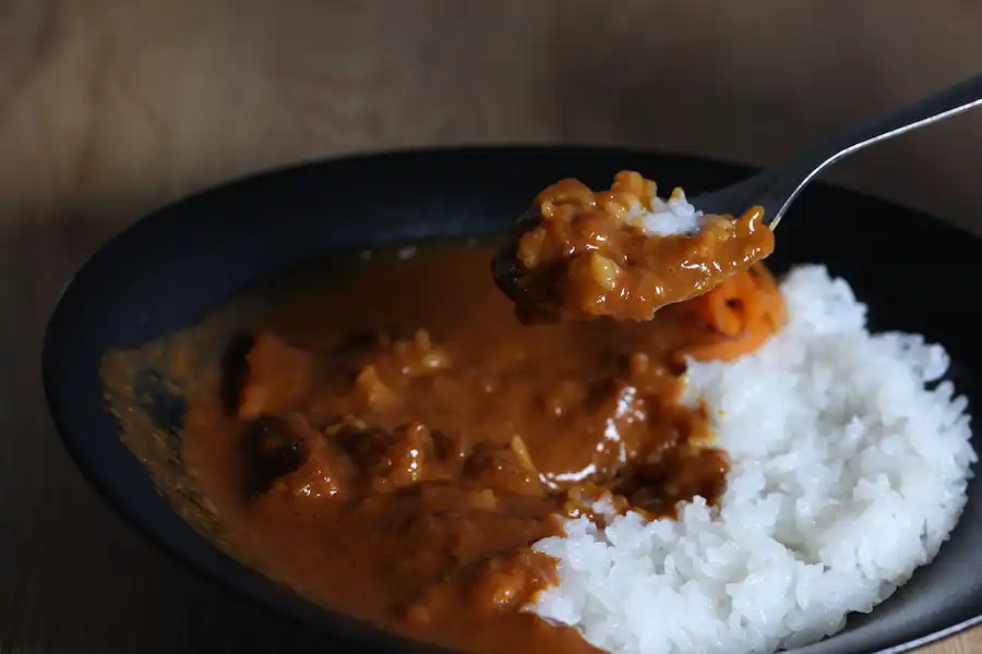 アウトドアで食べるシーン