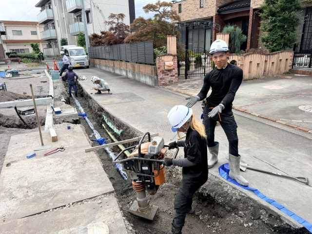 社員が楽しそうに仕事をしている風景