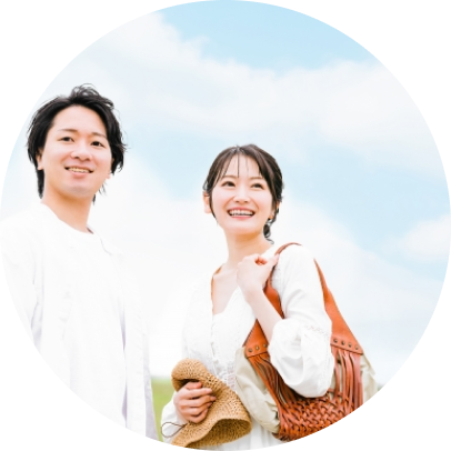 外で景色を眺めるカップル