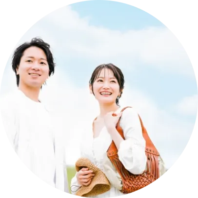 外で景色を眺めるカップル