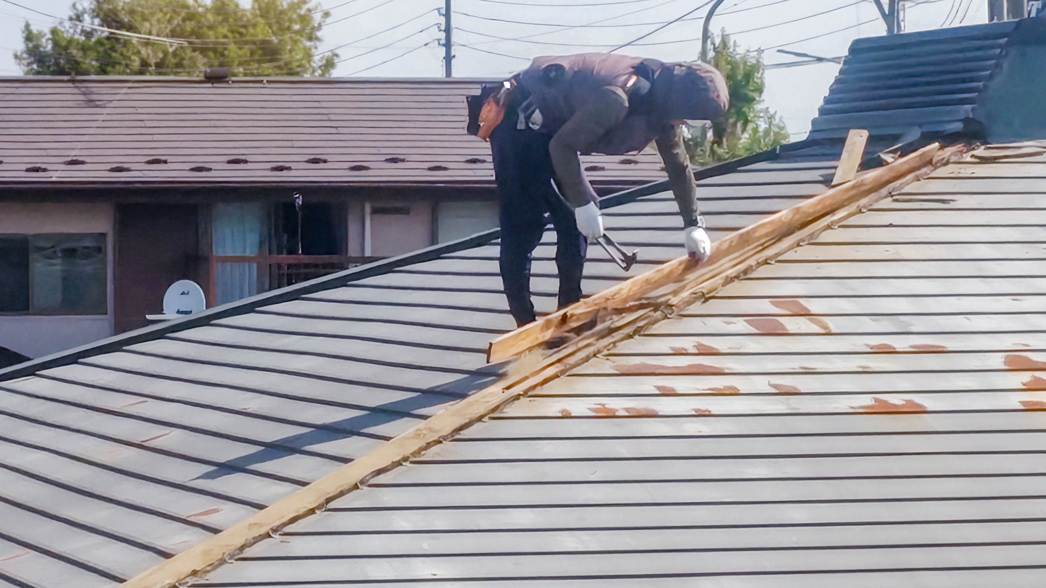 台風で浮き上がった住宅の棟板金