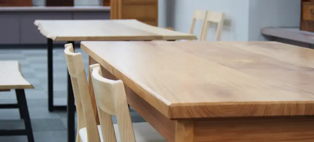 ダイニングセットやベンチなど無垢の木でできた家具が並ぶ様子