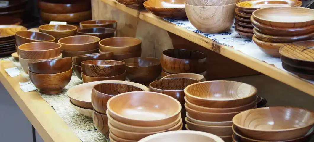 いろいろな種類の木製の器が棚に整然と並べられたウッディー上野村銘木工芸館店内の様子