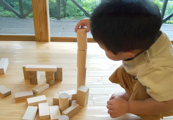 上野村森林組合製の積み木で遊ぶ幼い子供