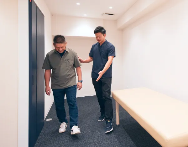 歩行のリハビリをする先生と患者の写真