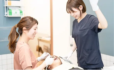 歯科医師と歯科衛生士が歯の治療をしている様子
