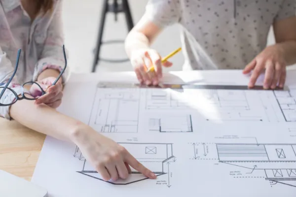 前向きに仕事に取り組むリフォーム施工スタッフのイメージ