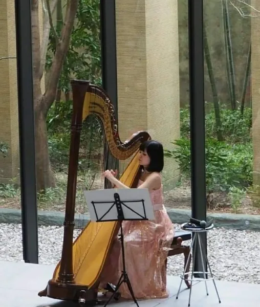 徳島在住のハープ奏者 青山唯のプロフィール Harpist Yui Aoyama