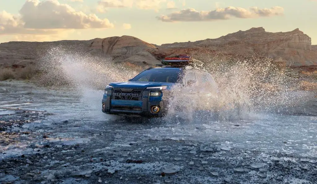 Subaru Outback Wilderness 2026 traversant un passage d’eau hors route.