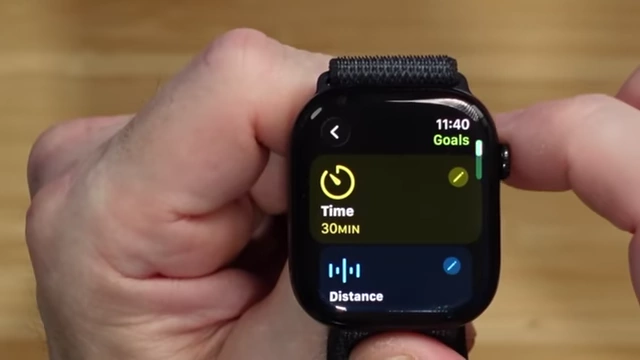 A close-up of the Apple Watch Workout app's "Goals" screen, allowing users to select workout objectives such as time or distance.