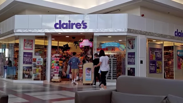 Claire's门店，显示“已穿耳洞超1亿次”