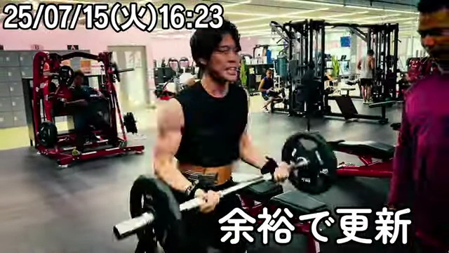 パワーグリップを使ってバーベルカールをする知人