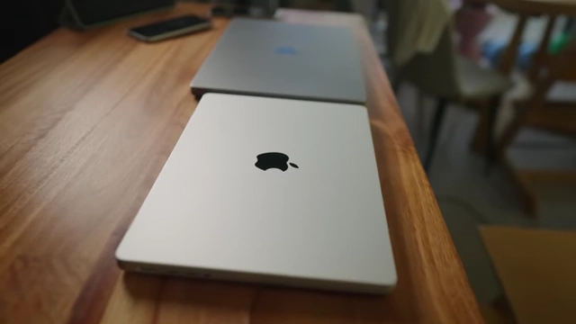 Thickness comparison between the 14-inch M5 and 16-inch M1 Max MacBook Pro