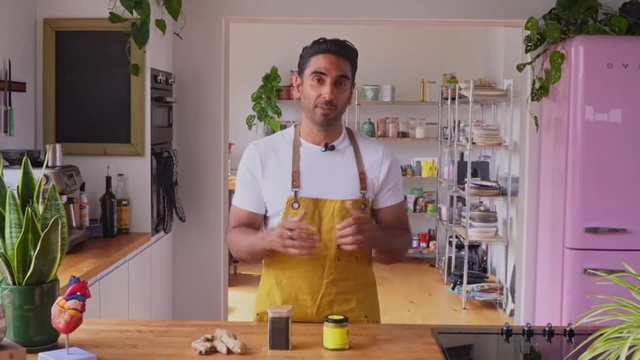 Fresh ginger, ground turmeric, and nigella (black cumin) are presented as anti-inflammatory spices.
