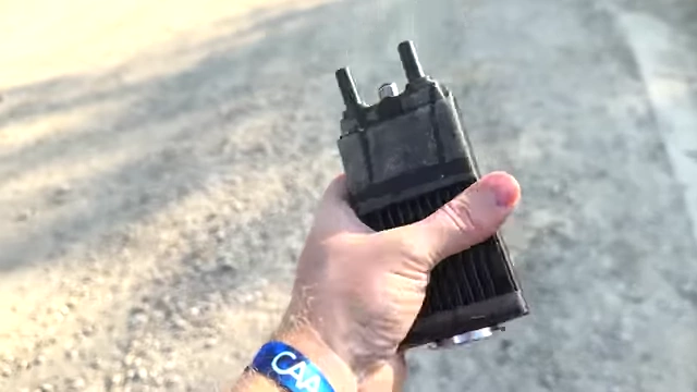 演讲者手持Morozex IP Mesh Radio，展示耐久性测试结果