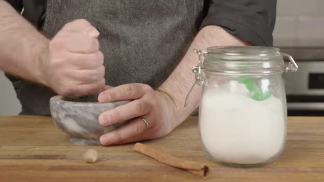 正在研磨制作“powder-douce”所需的香料