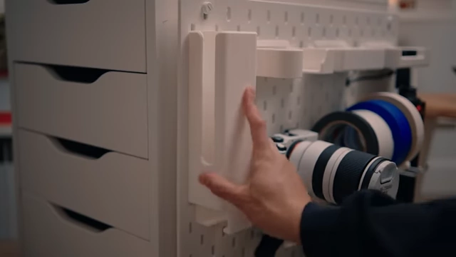Improved battery dispenser on the SKADIS pegboard, showing batteries being loaded from the top