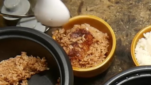 Cooked Yoo-hoo rice with a brown color and a distinct crust.