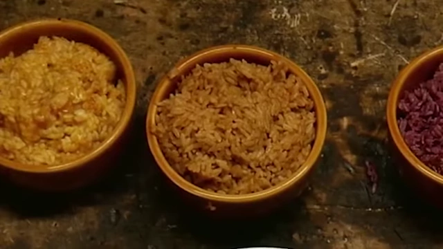 Close-up of the brown cooked instant coffee rice.
