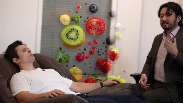 催眠师通过视觉暗示强调水果的营养和美味