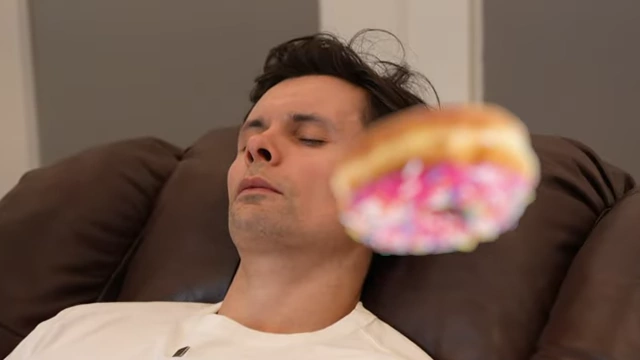催眠师通过视觉暗示贬低甜甜圈