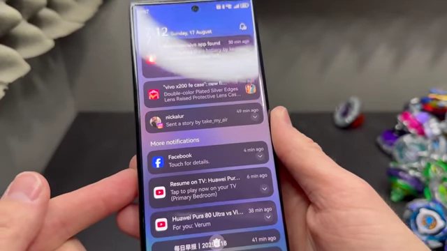 A list of notifications on the Huawei Mate XT screen, demonstrating that the most recent notification is not at the top of the list.