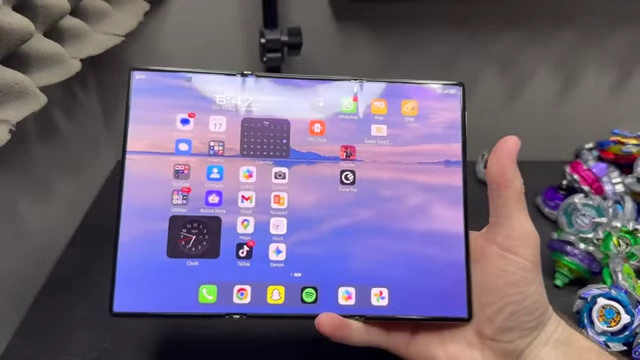 The home screen of the Huawei Mate XT immediately after being unlocked by the fingerprint scanner.
