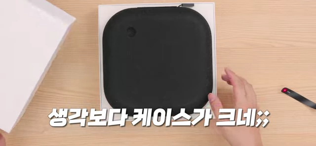 낫싱 헤드폰 [<a href="https://youtube.com/watch?v=87VXuONp7Ws&t=1">1</a>]의 큰 휴대용 케이스
