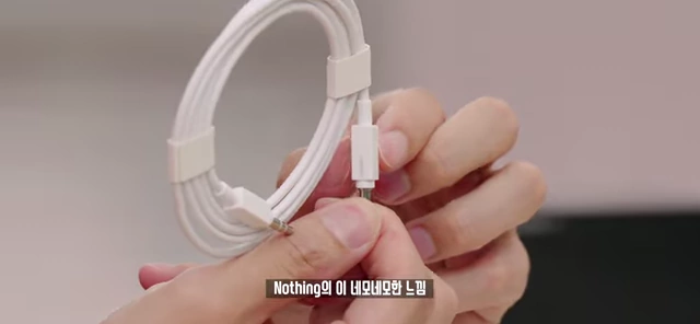 낫싱 디자인이 적용된 3.5mm 유선 이어폰 잭