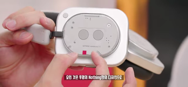 헤드폰 이어컵의 빨간색 포인트와 구멍 디자인