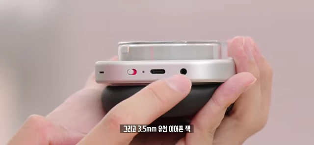 낫싱 헤드폰 [<a href="https://youtube.com/watch?v=87VXuONp7Ws&t=1">1</a>] 하단의 전원, 충전, 유선 포트
