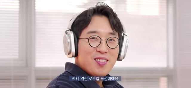 착용 시 '로보캅' 느낌을 주는 독특한 디자인