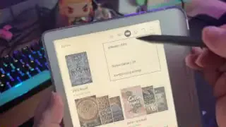 Stylus tip tapping the battery icon on the Kobo, showing both device and stylus battery status