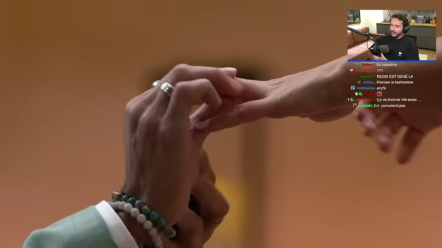Alex met la bague de fiançailles au doigt de Chloé.