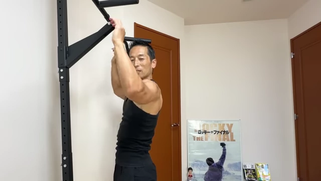 懸垂で頭を突き出したり顎を引いたりする間違ったフォーム