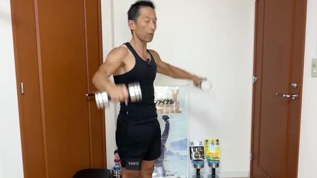 サイドレイズでダンベルを上げる際に顎を引く間違ったフォーム